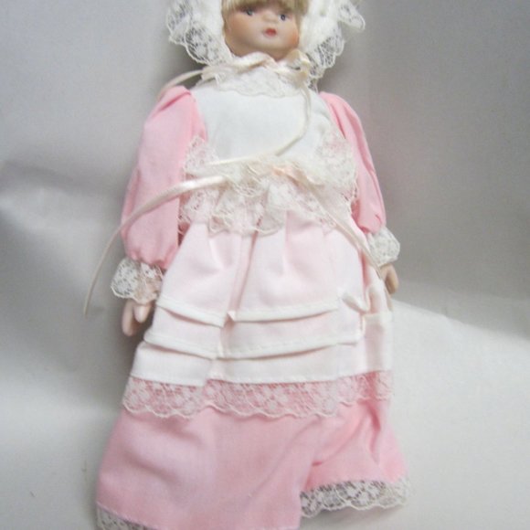 VTG PORCELAIN DOLL IN PINK DRESS AND BONNET - Picture 2 of 9
